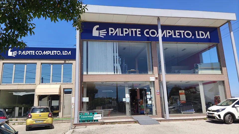Fachada da Palpite Completo com o letreiro azul na Avenida Europa, em Cacia
