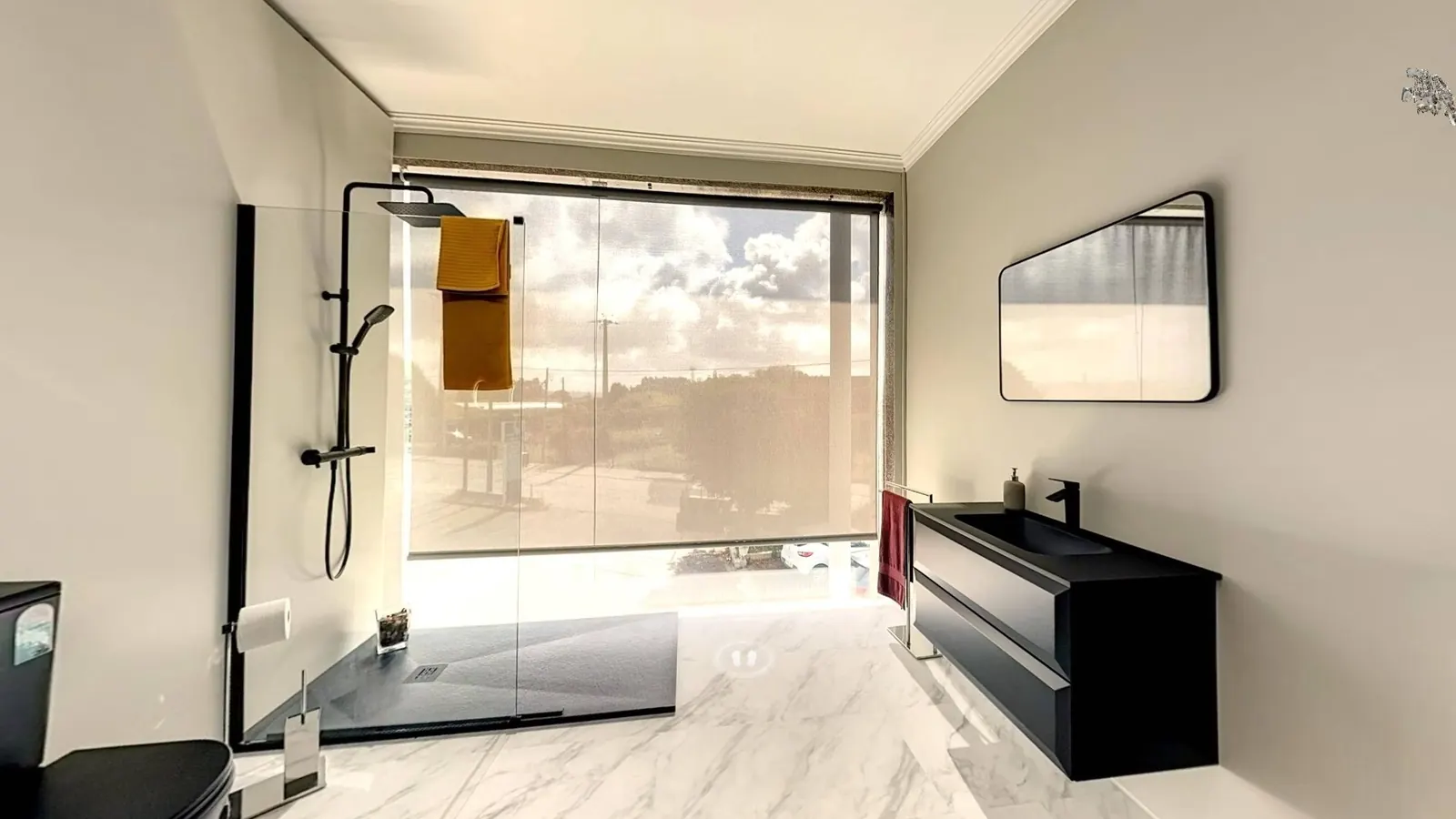 Ambiente de casa de banho montado com base de duche e móvel suspenso
